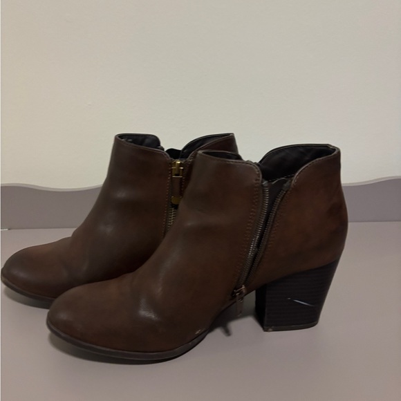 Brown Ankle Boots with Zipper - Picture 3 of 9